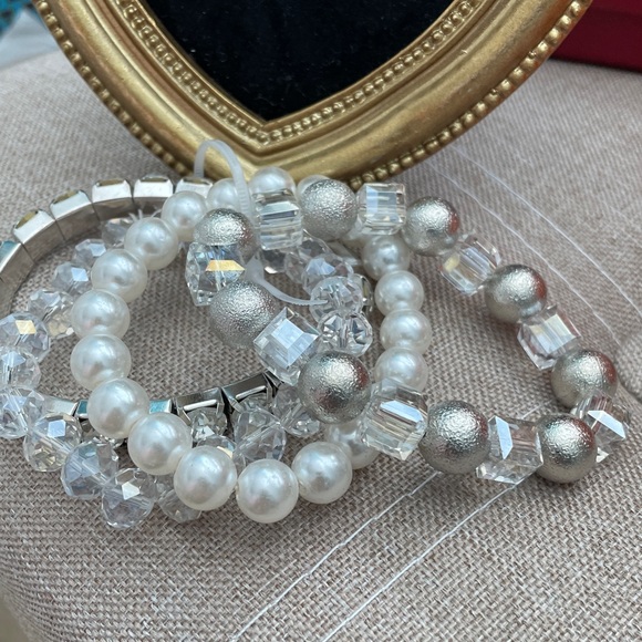 🌟♥️Silvertone Bling and Pearl Beaded Stretch Bracelets Set of 4 🌟♥️NEW - Picture 4 of 4